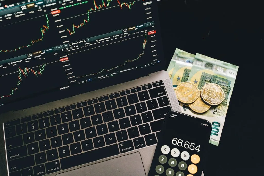 Crypto-Commerce-The-Transformative-Power-of-Crypto-In-Business-Transactions-002