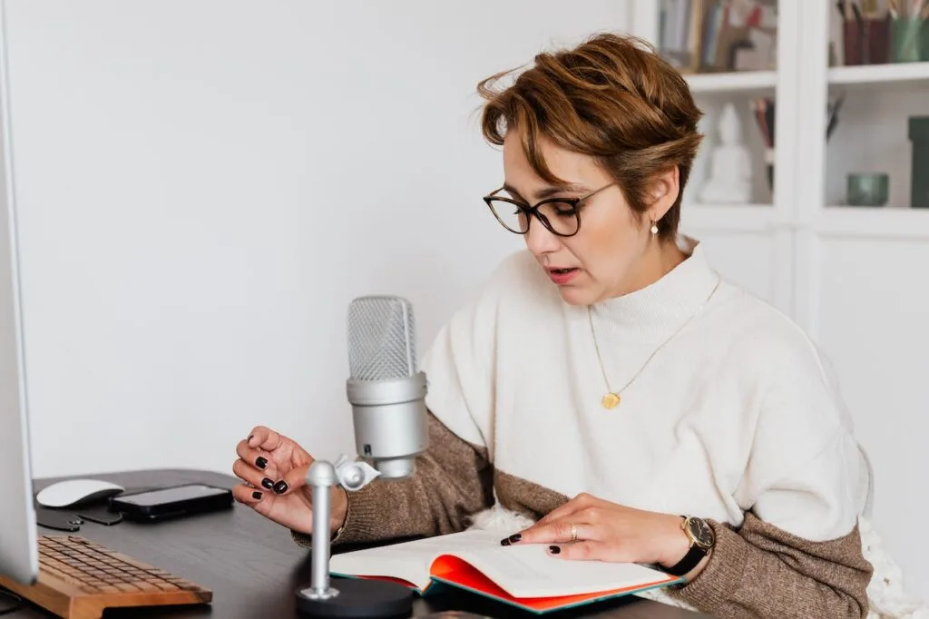 5-Different-Reasons-to-Use-a-Voiceover-for-Your-YouTube-Videos-and-Tips-to-Help-001