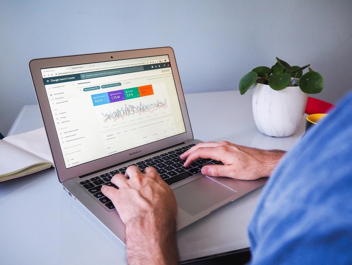 Success Guide: 7 Tips on How to Track Your Rivals Ranking